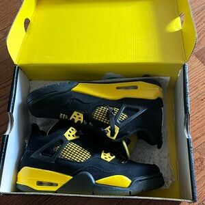 Air Jordon Retro 4s grade school size 6